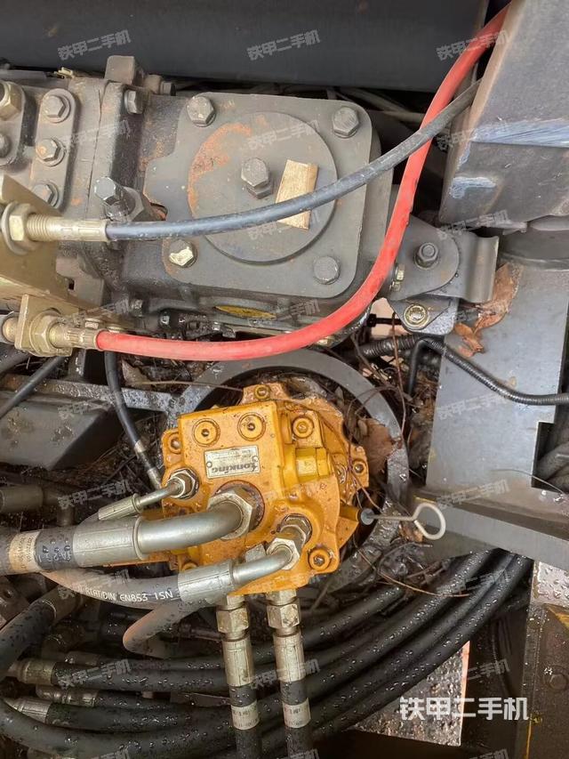 回转马达和主控阀（整机外观）