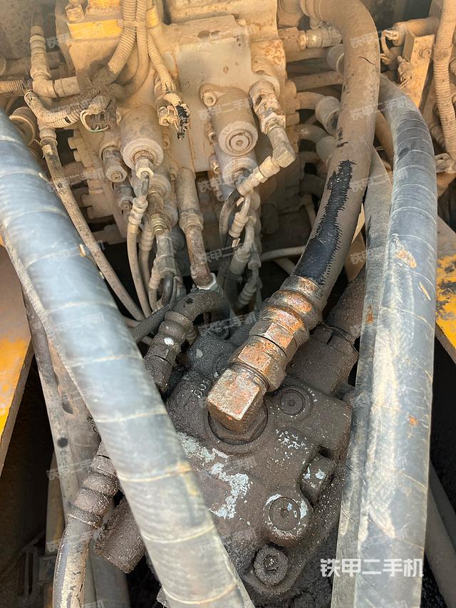 回转马达和主控阀（整机外观）