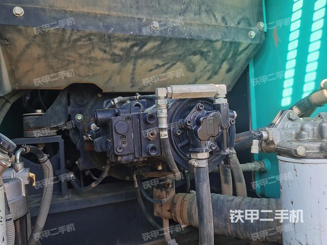 液压泵舱室正面整体（整机外观）