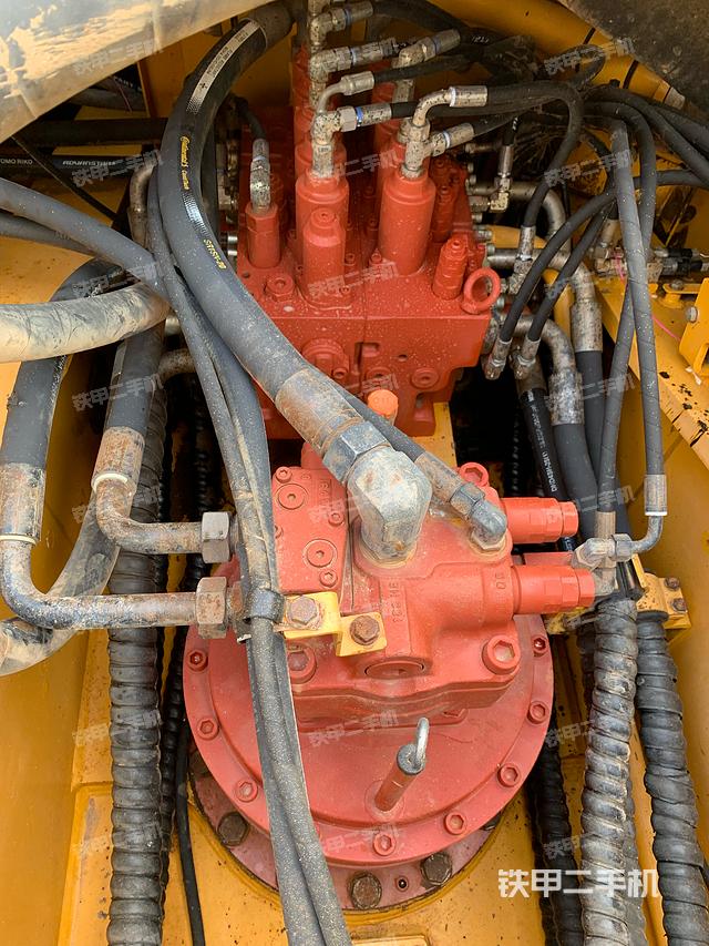 回转马达和主控阀（整机外观）