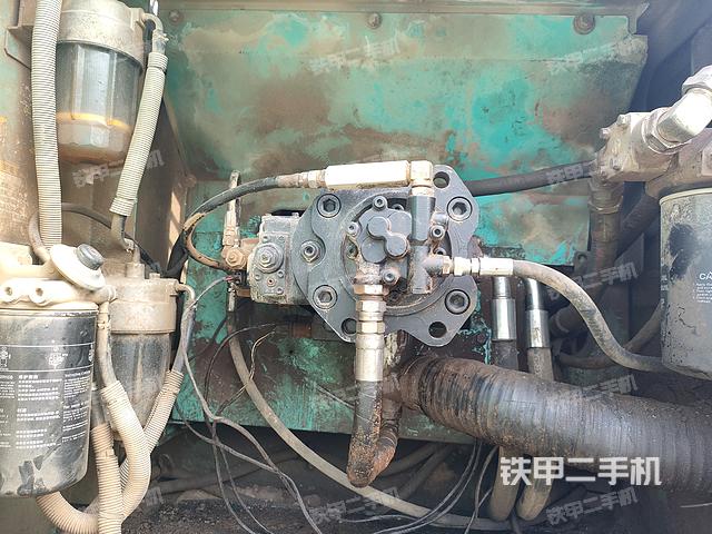 液压泵舱室正面整体（整机外观）