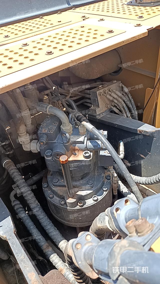 回转马达和主控阀（整机外观）