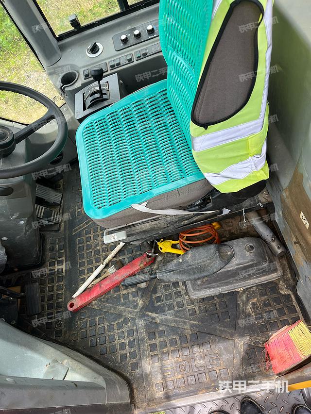 驾驶室操作台（设备外观及核心部件）