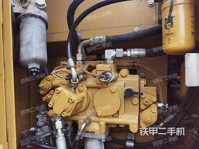 液压泵舱室正面整体（整机外观）