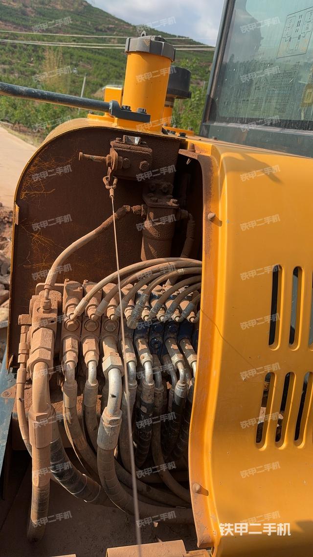 回转马达和主控阀（整机外观）