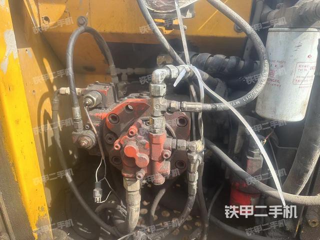 液压泵舱室正面整体（整机外观）