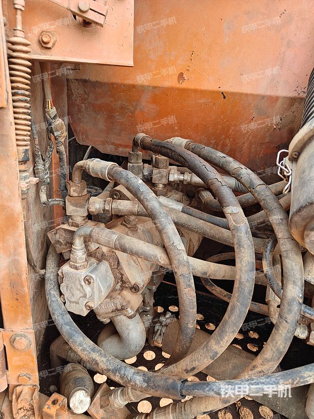 液压泵舱室正面整体（整机外观）