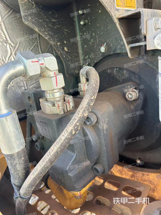 液压泵舱室正面整体（整机外观）