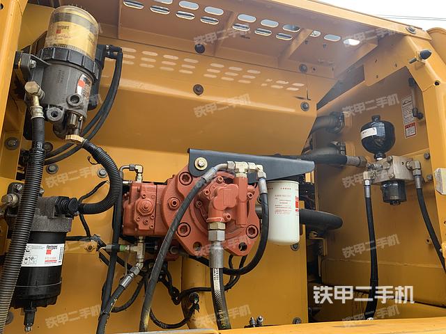 液压泵舱室正面整体（整机外观）