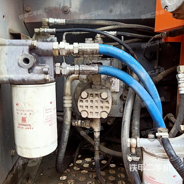 液压泵舱室正面整体（整机外观）