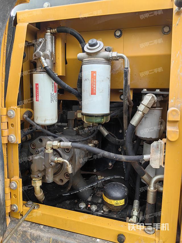 液压泵舱室正面整体（整机外观）