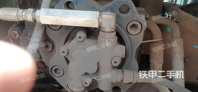 液压泵舱室正面整体（整机外观）