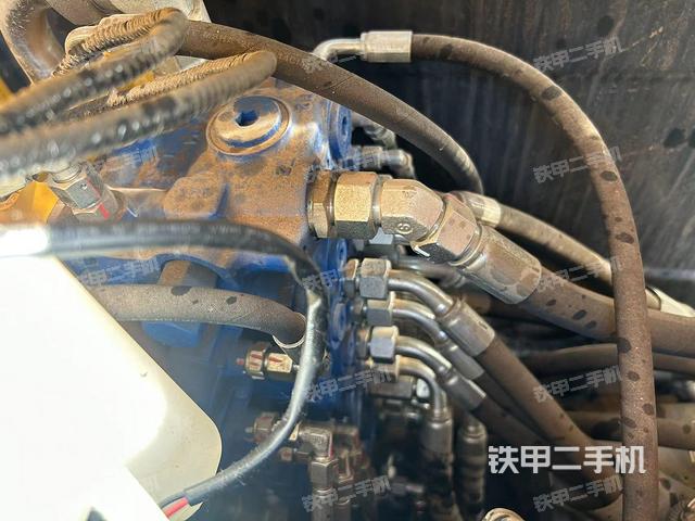 回转马达和主控阀（整机外观）