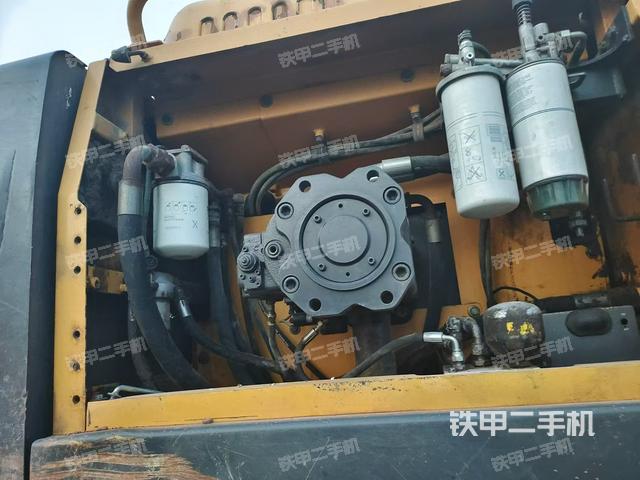 液压泵舱室正面整体（整机外观）