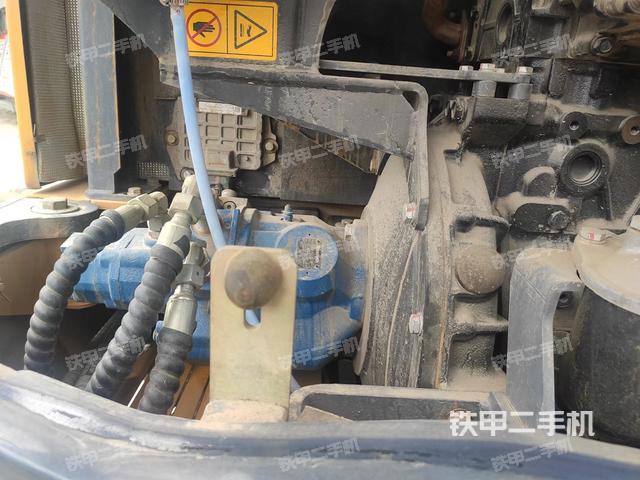 液压泵舱室正面整体（整机外观）