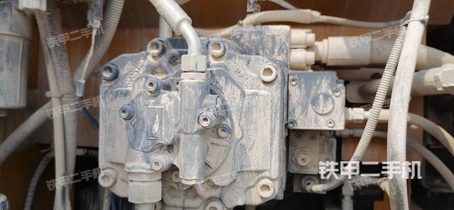 液压泵舱室正面整体（整机外观）