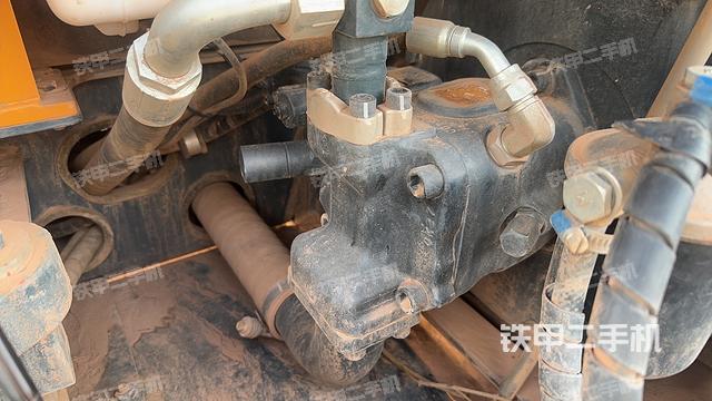 液压泵舱室正面整体（整机外观）