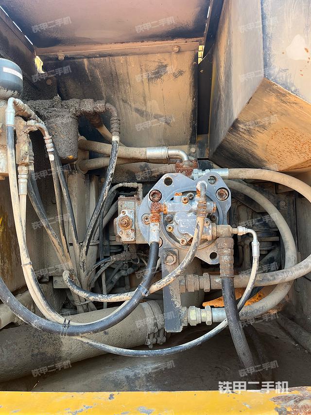 液压泵舱室正面整体（整机外观）