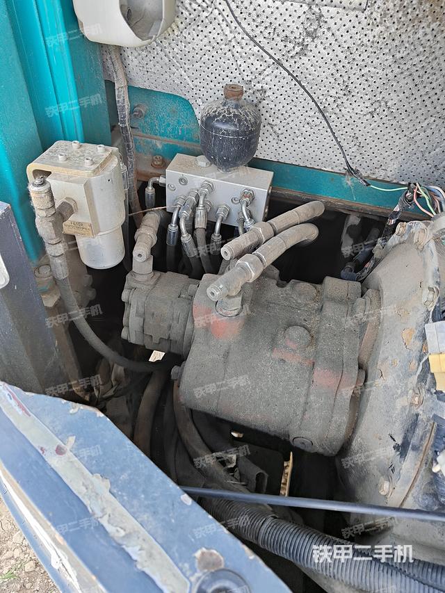 液压泵舱室正面整体（整机外观）