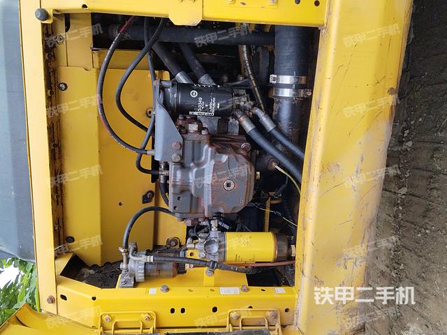 液压泵舱室正面整体（整机外观）