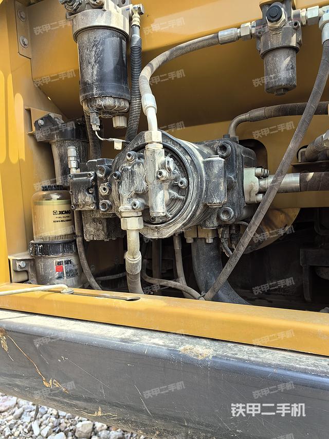 液压泵舱室正面整体（整机外观）