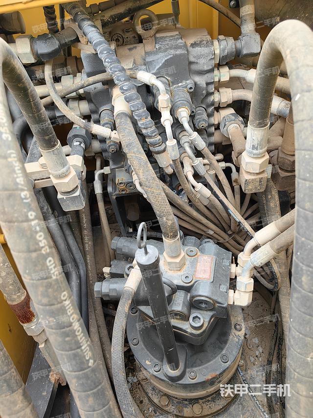 回转马达和主控阀（整机外观）