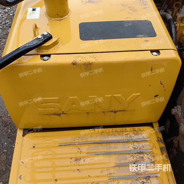 驾驶室顶部（整机外观）