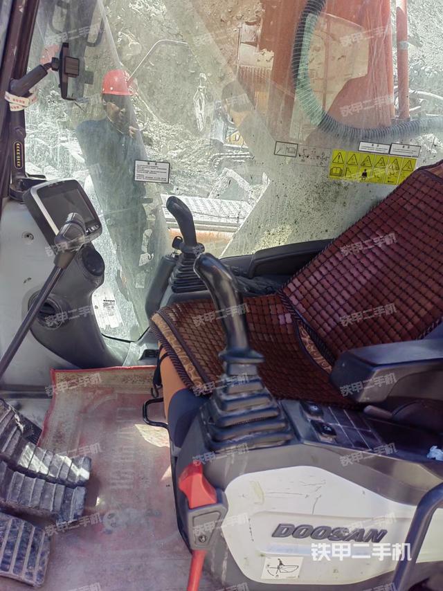 驾驶室整体（整机外观）