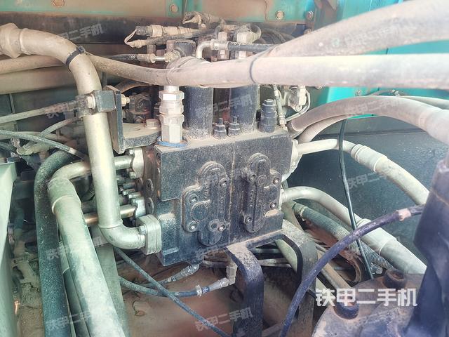 回转马达和主控阀（整机外观）