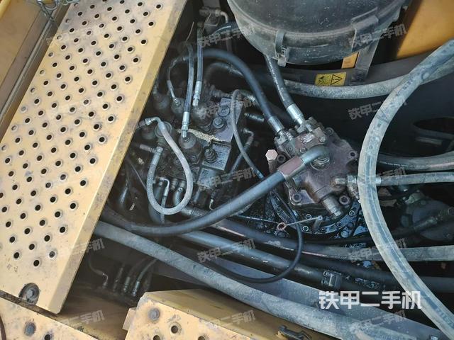 回转马达和主控阀（整机外观）