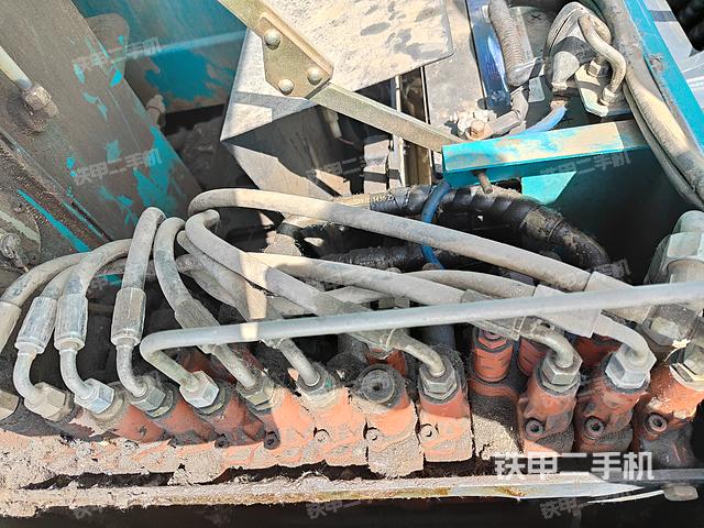 回转马达和主控阀（整机外观）