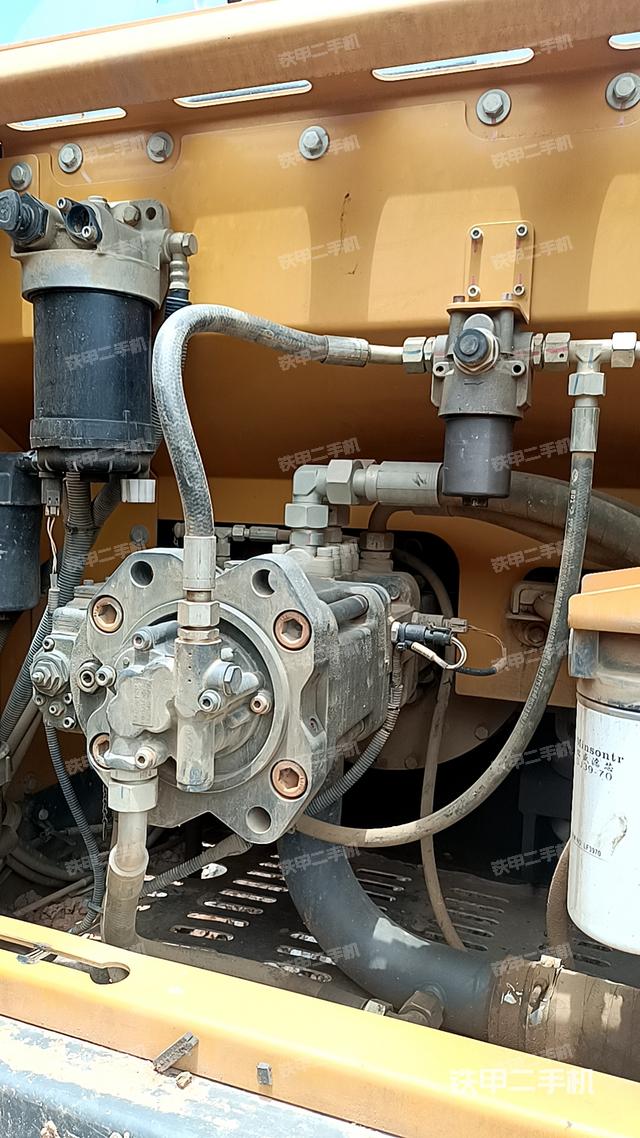 液压泵舱室正面整体（整机外观）