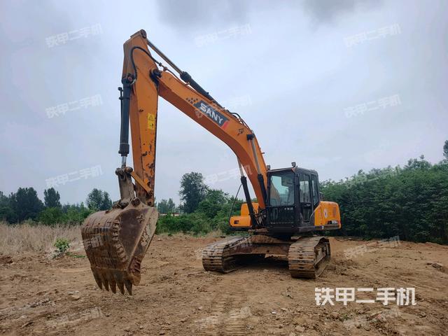 三一重工SY215C挖掘机的设备实拍-第1张实拍照片