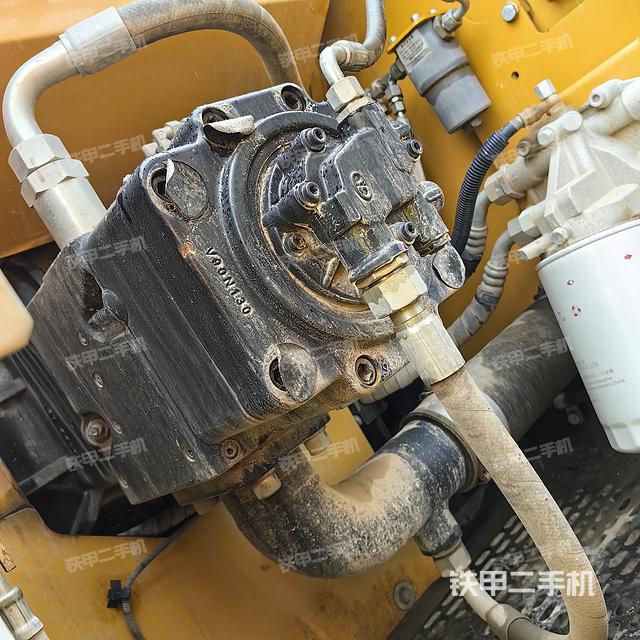 液压泵舱室正面整体（整机外观）