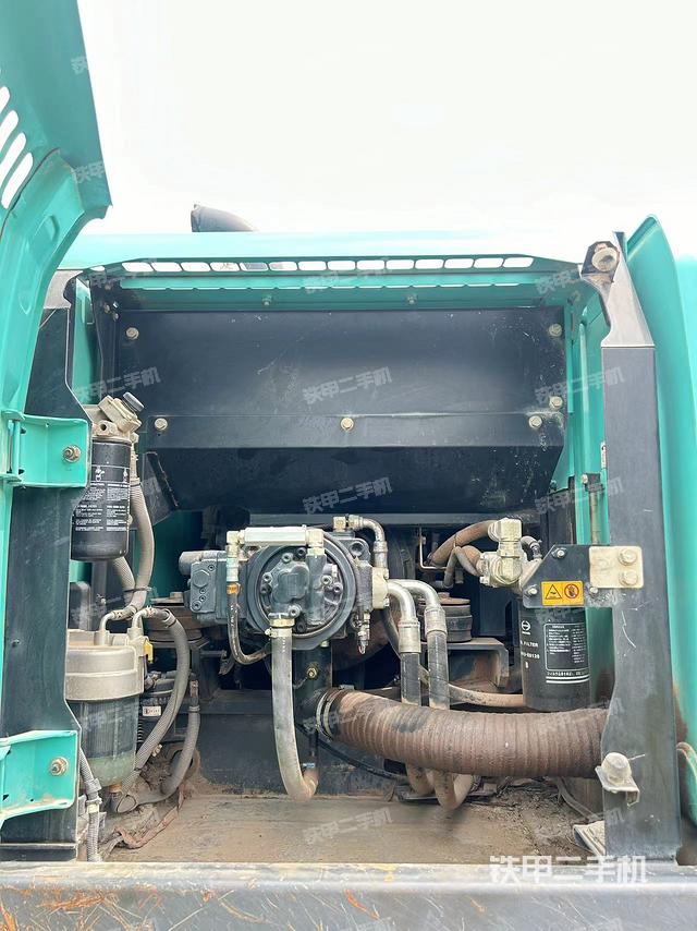 液压泵舱室正面整体（整机外观）