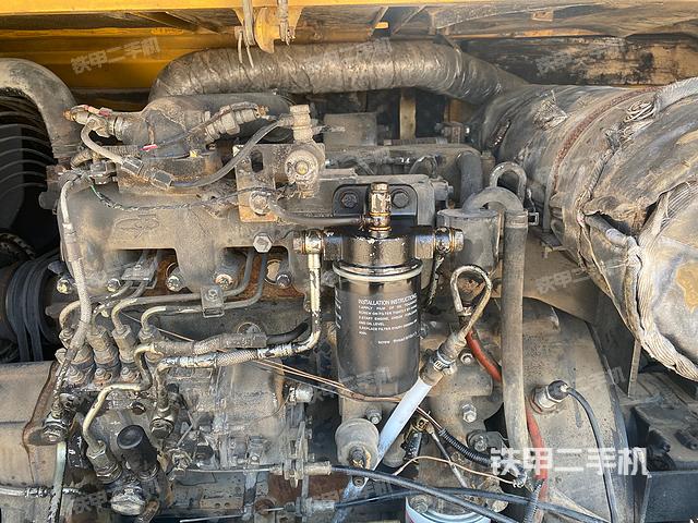 液压泵舱室正面整体（整机外观）