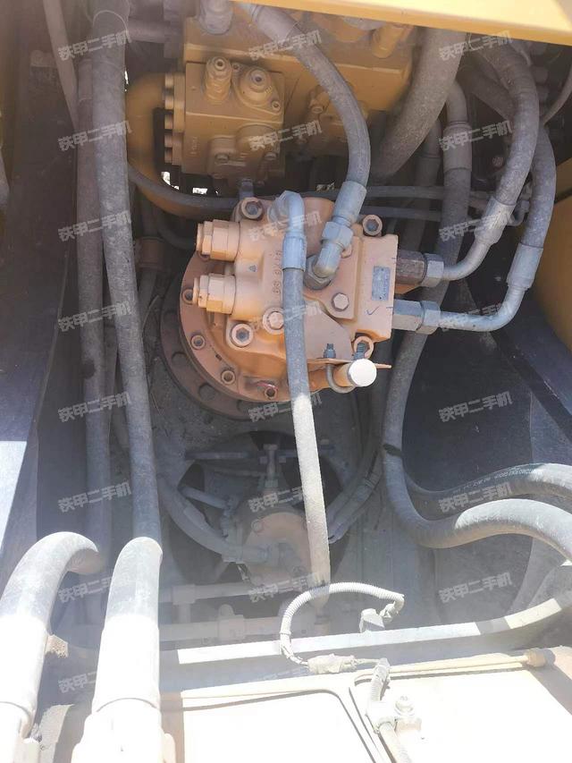 液压泵舱室正面整体（整机外观）