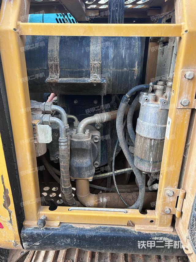 液压泵舱室正面整体（整机外观）