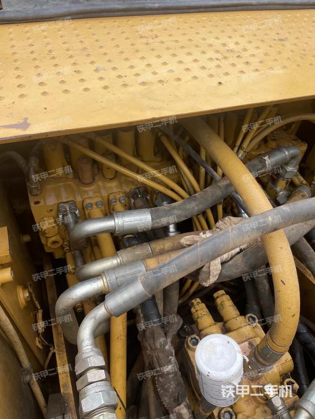 液压泵舱室正面整体（整机外观）