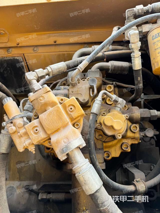 液压泵舱室正面整体（整机外观）