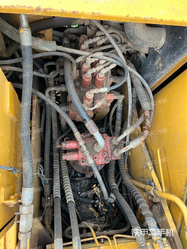 回转马达和主控阀（整机外观）