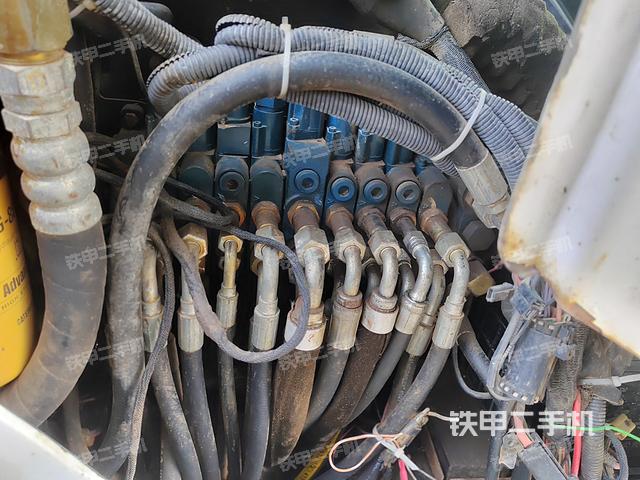 回转马达和主控阀（整机外观）