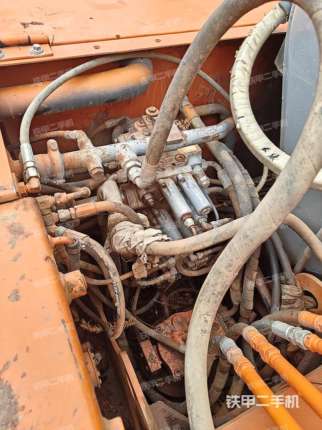 回转马达和主控阀（整机外观）