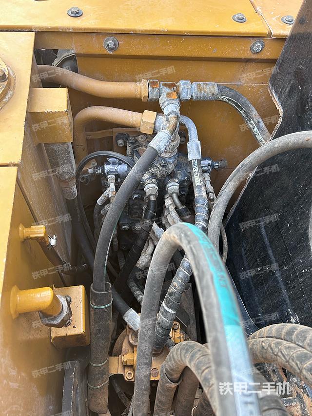 回转马达和主控阀（整机外观）