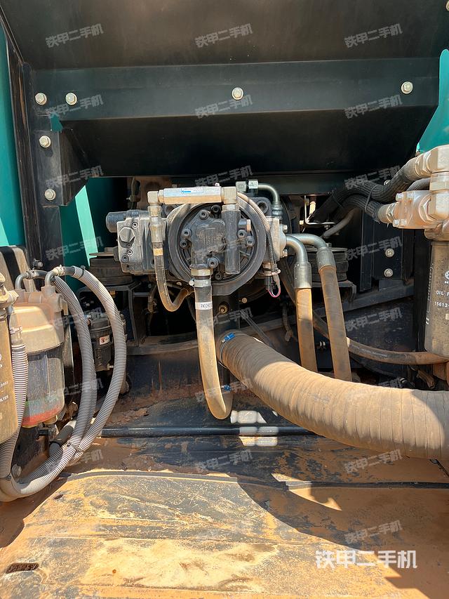 液压泵舱室正面整体（整机外观）