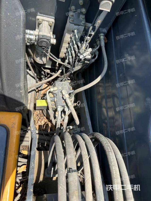 回转马达和主控阀（整机外观）