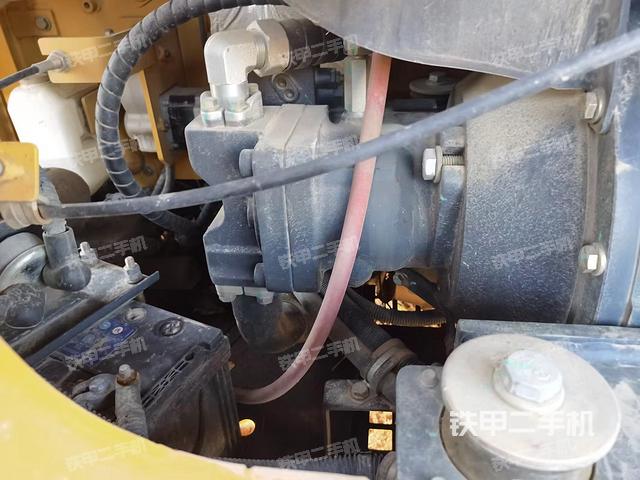 液压泵舱室正面整体（整机外观）