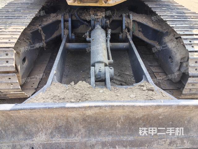 轉(zhuǎn)盤和下車架正前(工作和回轉(zhuǎn)裝置) 轉(zhuǎn)盤和下車架正前(工作和回轉(zhuǎn)裝置)