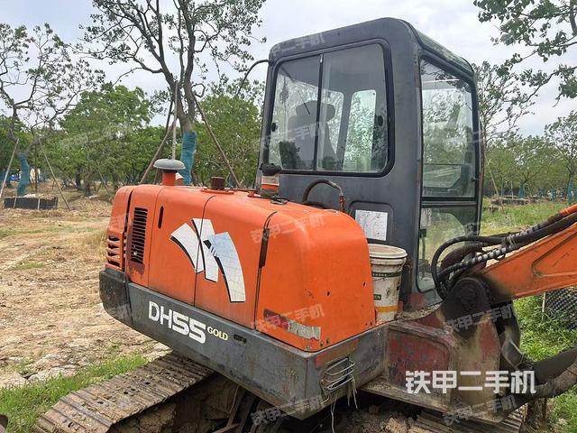 回转马达和主控阀（整机外观）