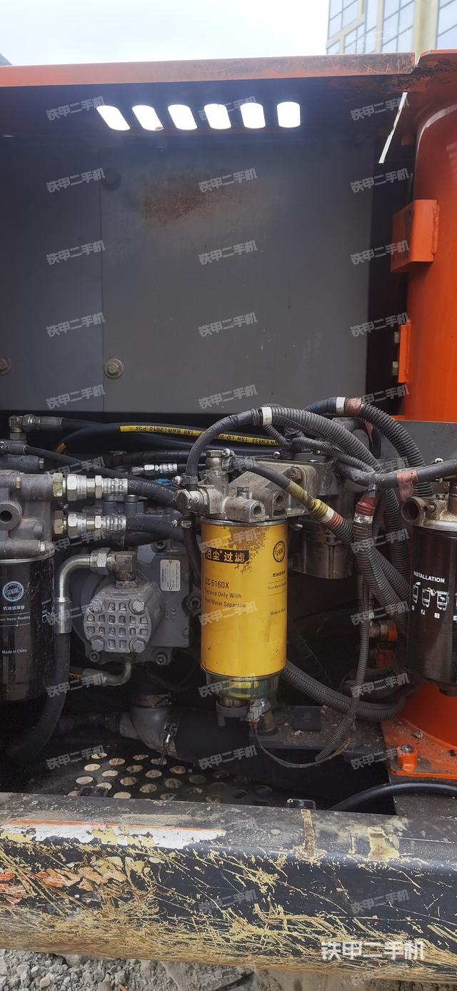 液压泵舱室正面整体（整机外观）